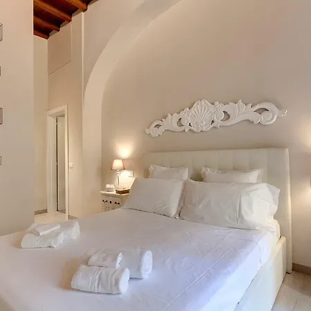 Courtyard Apartman *