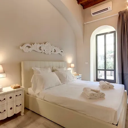 Courtyard Apartment *