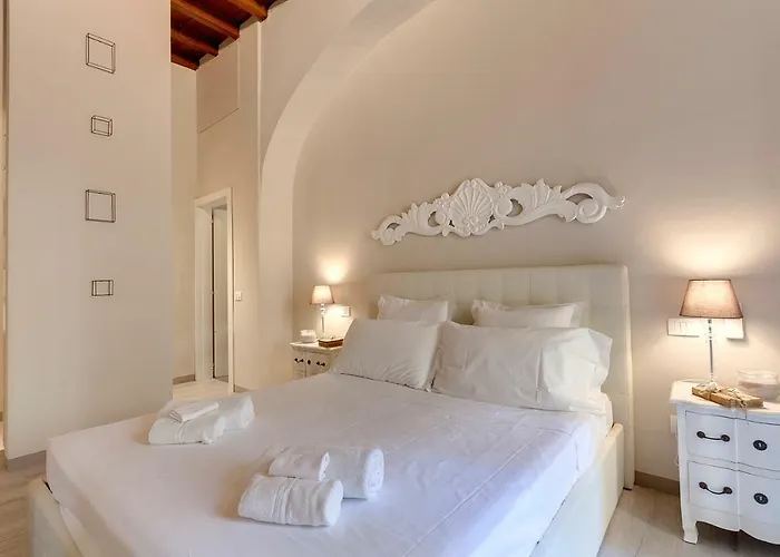 Courtyard Apartment *