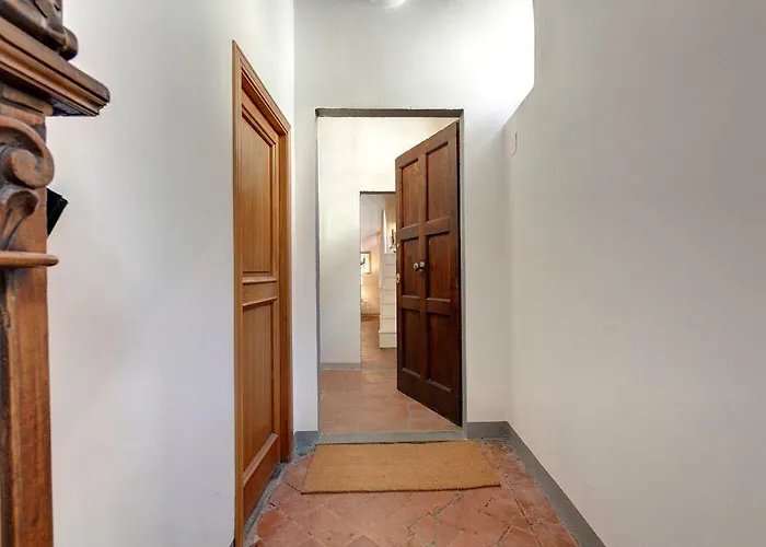 Courtyard Apartment *