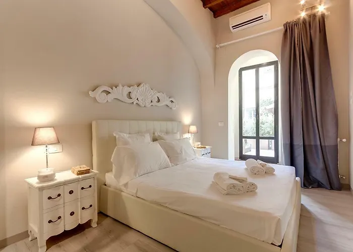 Courtyard Apartment *